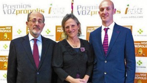 Primitivo Ortega; Teresa Ortega, vicepresidenta de Infito, y Alberto Sacristán, en la presentación de una encuesta sobre el uso de própolis realizada por Infito, la semana pasada en Madrid. (Foto: Correo Farmacéutico)