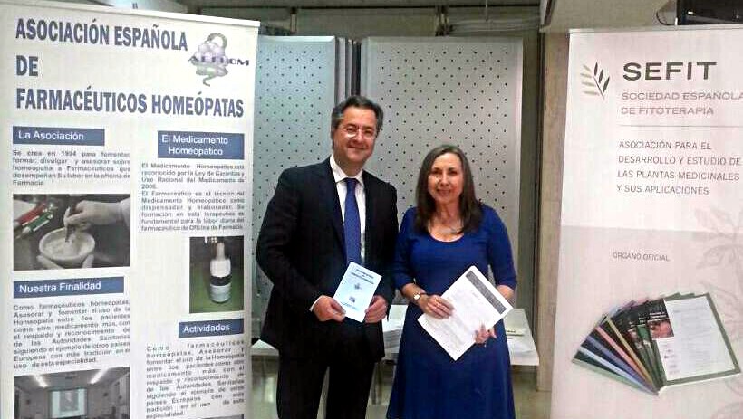 Estand de SEFIT, compartido con AEFHOM. En la Foto: Mª José Alonso y César Valera, vocal de Plantas Medicinales y Homeopatía del COF Madrid.