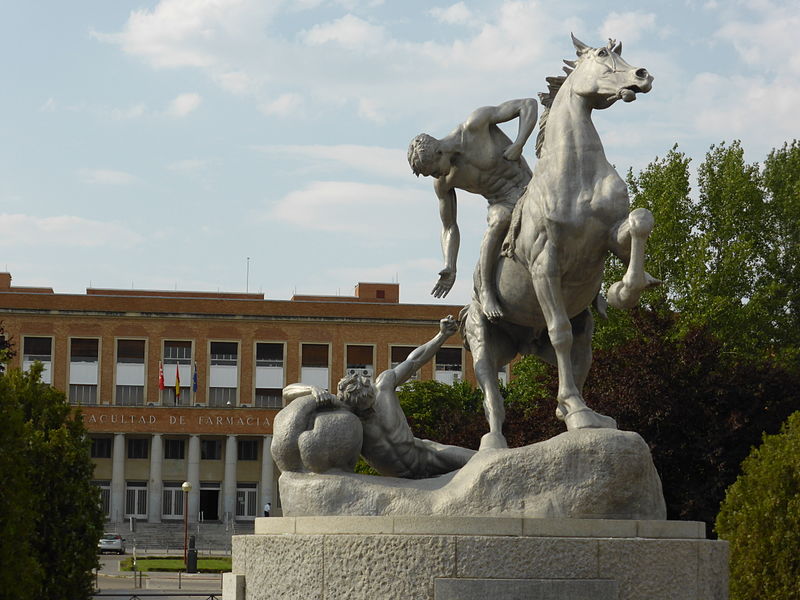 Facultad de Farmacia de la UCM. En primer plano, escultura alegórica "Los portadores de la antorcha", que representa la transmisión del conocimiento. Foto: Carlos Teixidor (licencia CC).